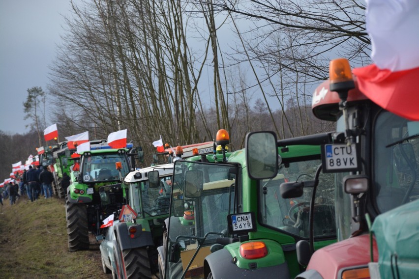 Kilkadziesiąt ciągników rolniczych prowadzonych przez...