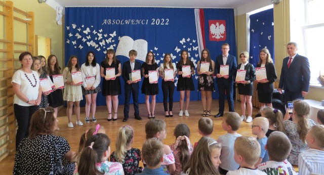 Dyrektor Tomasz Paluch złożył ósmoklasistom życzenia, a potem wraz z wychowawczynią Beatą Tkacz wręczył dyplomy i książki.