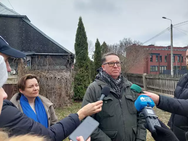 Piotr Znaniecki i Urszula Dąbrowska z koalicji "Na ratunek starym domom" uważają, że w historycznej części starych Skorup nie powinno być miejsca na szeregówki.