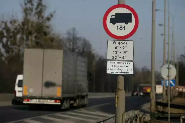 Przy wjeździe do Wrocławia jest czytelna informacja dla kierowców ciężarówek. W podanych godzinach ruch jest zakazany