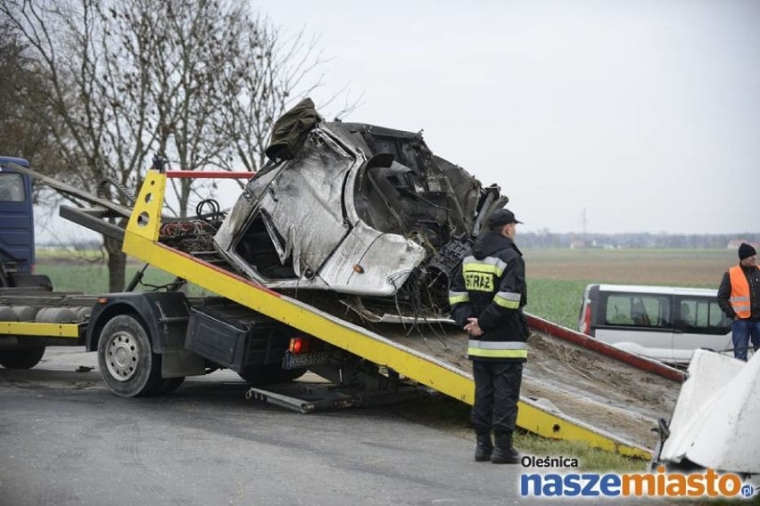 Wypadek na przejeździe kolejowym. W busa uderzyły dwa pociągi. Kierowca nie żyje