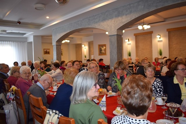 W restauracji Kaszubianka przy kawie i "kuchu" spotkało się ponad 130 osób. W uroczystości wziął udział starosta Leszek Waszkiewicz, Przewodniczący Rady Miejskiej w Bytowie Jan Treder i w imieniu burmistrza Bytowa Ewa Kulaszewicz.Na spotkaniu była okazja wręczenia legitymacji nowym członkom stowarzyszenia, złożenia życzeń tegorocznym jubilatom i odśpiewania "100 lat" oraz podziękowania za wieloletnią pracę w chórze tym, którzy zakończyli swoja działalność na jego rzecz.Było przyjemnie i wesoło przy wspólnym śpiewie z chórem i zabawie.