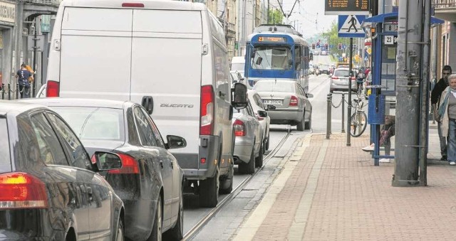 Ulica Kalwaryjska jest często zakorkowana, a auta zaparkowane na chodnikach utrudniają ruch pieszych