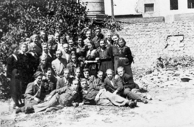 1950 r. Liceum Handlowe. Od prawej klęczy Frydek Sorko, trzeci ja. Leżą Tadzio Wnorowski i Antoś Wodniak.