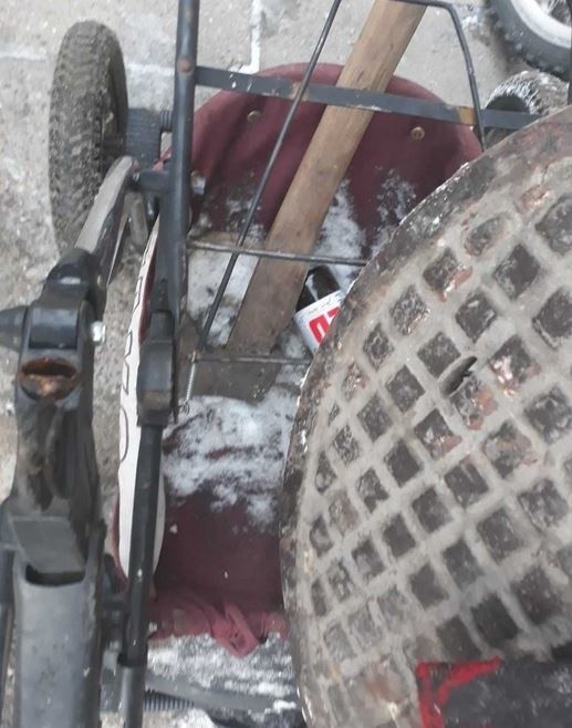 W centrum Łodzi przewozili żeliwny właz do studzienki kanalizacyjnej... w wózku dziecięcym! [zdjęcia]
