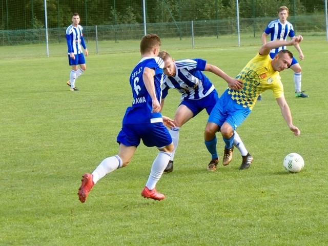 Sokół Sieniawa (niebieskie stroje) pokonał Koronę Rzeszów w meczu sparingowym.