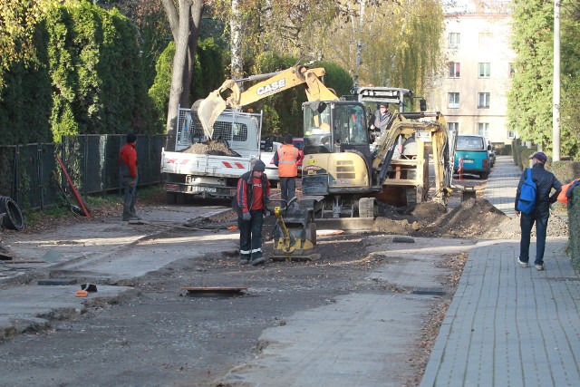 Ze względu na wymianę kanalizacji ulica Staszica została rozkopana na odcinku między ulicą Wincentego Pola a ul. Zofii Chrzanowskiej. Wczoraj wykonawca robót przystąpił do odtworzenia nawierzchni.