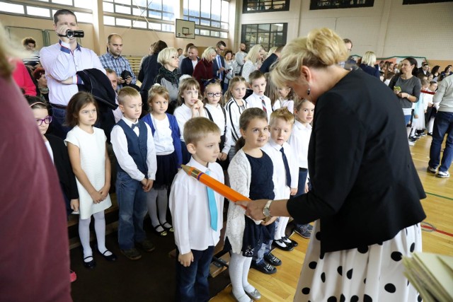 Dodatek pieniężny dla wychowawcy klasy nie będzie już wyłącznie kwestią hojności samorządu. Po niedawnej nowelizacji Karty Nauczyciela ma on wynosić minimum 300 zł miesięcznie.Polecamy:Które szkoły najpopularniejsze? Nabór do liceówStrajk nauczycieli w Toruniu. Ile pieniędzy stracili podczas trzech tygodni protestów?Ranking Perspektyw. Uczelnie z Kujawsko-PomorskiegoLos wychowawcy do lekkich nie należy. Jego obowiązkiem jest czuwanie nad uczniami, ich postępami w nauce oraz zachowaniem. To także wychowawca organizuje i prowadzi wywiadówki, uzupełnia dziennik elektroniczny, odpowiada za korespondencję z rodzicami. Niejednokrotnie bywa, że odbiera telefony od nich późnym wieczorem.