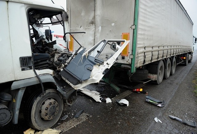 Wypadek w DuńkowiczkachNa zdjęciu zniszczona kabina samochodu dostawczego.