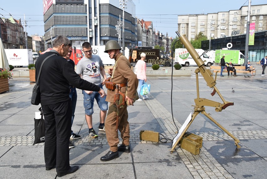 W sobotnie przedpołudnie, 1 września, przed Teatrem Śląskim...