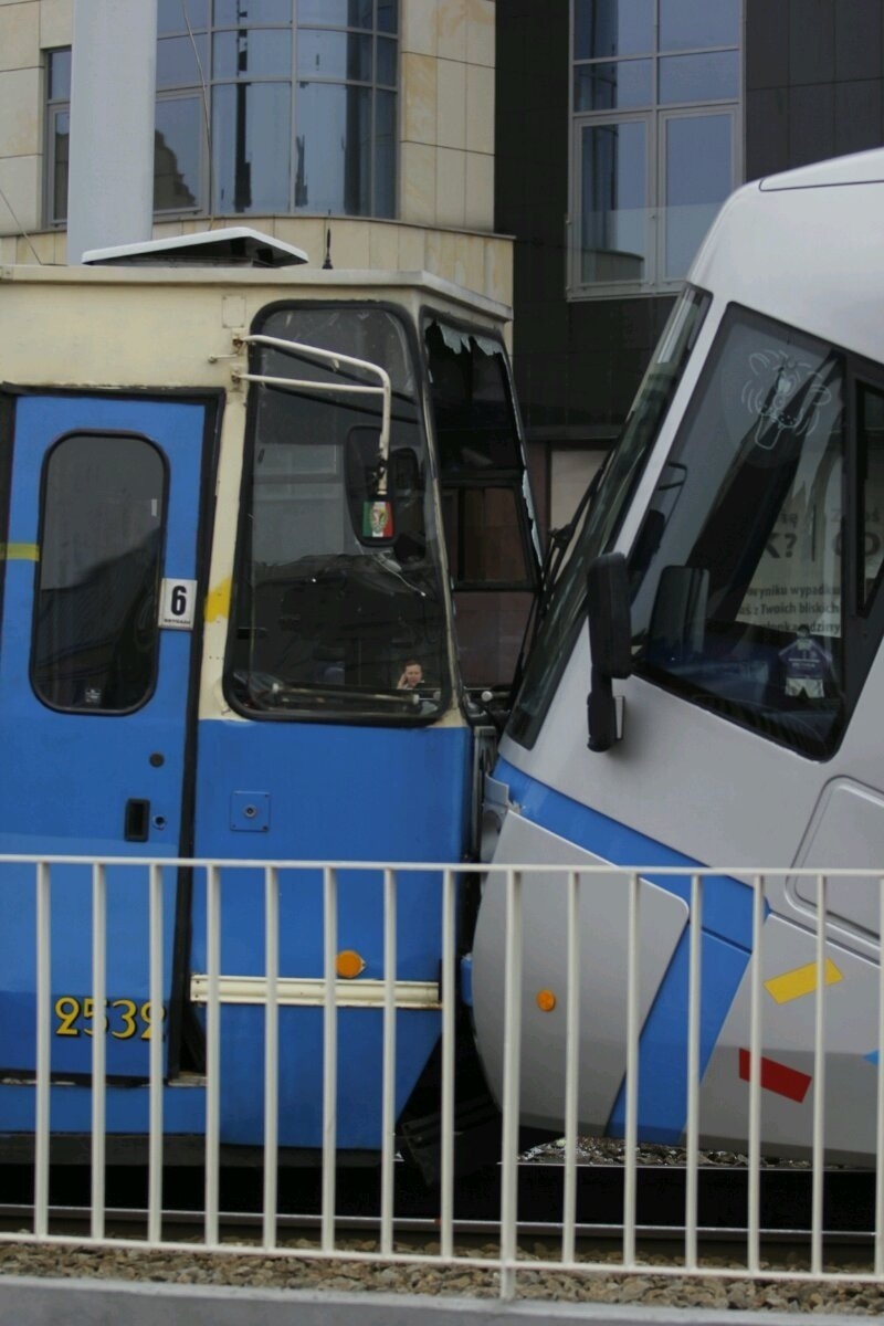 Wrocław, plac Dominikański - zderzenie, wypadek tramwajów...