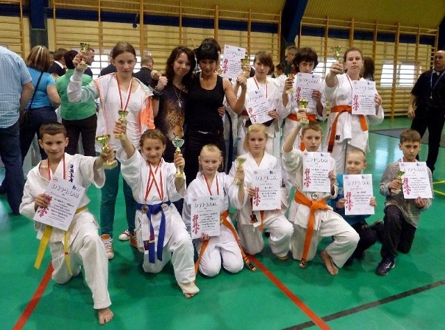 Młodzi koneccy karatecy w Rawie Mazowieckiej zdobyli 13 medali. Zajęli też pierwsze miejsce w klasyfikacji drużynowej.