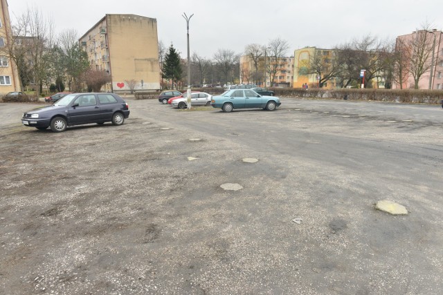 Płatny parking strzeżony został zlikwidowany na placu u zbiegu ulic Warszawskiej i Kusocińskiego. Gmina sprzedała działkę prywatnemu inwestorowi, który otrzymał zgodę na budowę budynku mieszkalno-usługowego.