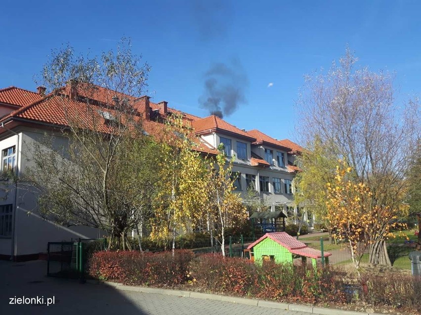 Na dachu szkoły w Zielonkach wybuchł pożar. Ewakuowano prawie 600 osób