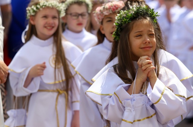 W sobotę 20 maja odbyła się również Pierwsza Komunia dzieci z parafii pw. św. Antoniego na Wrzosach. Przy wspaniałej pogodzie dzieci mogły przystąpić do tego ważnego dla nich wydarzenia. Na miejscu była nasza fotoreporterka.