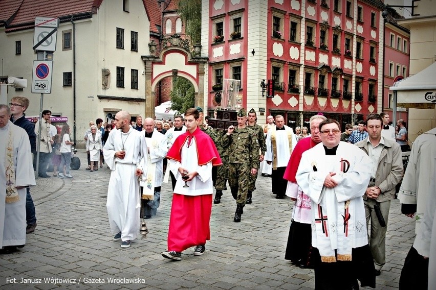 Przez Wrocław przeszła procesja z relikwiami św. Doroty i św. Stanisława (ZDJĘCIA)