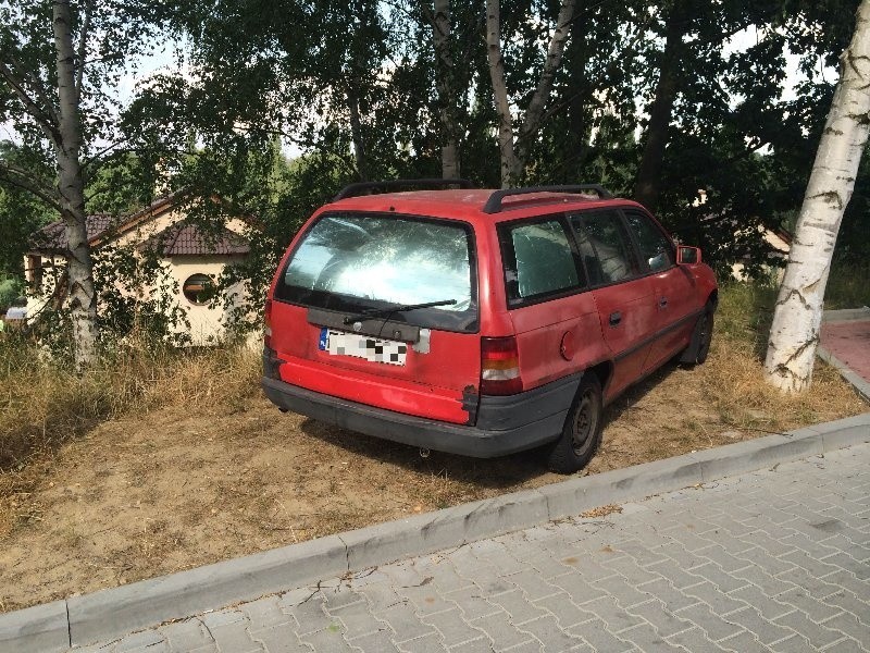 Tak autodranie parkują na ul. Obywatelskiej (zdjęcia Czytelnika)