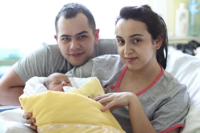 Justyna i Bartosz Krzyżanowscy pierwszy dzień 2012 roku spędzają ze swoim nowo narodzonym synkiem. 
