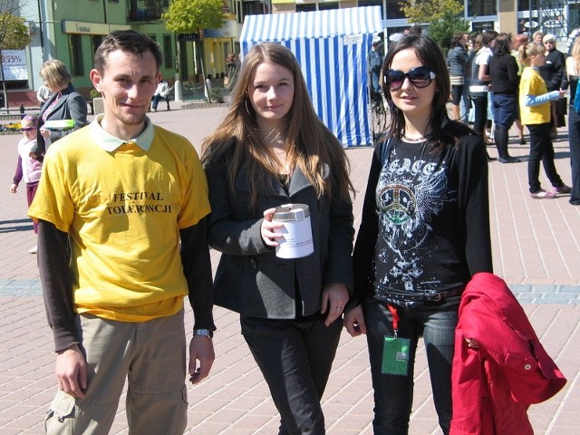 Podczas kilkugodzinnej imprezy na tarnobrzeskim Rynku między innymi młodzież ze Stowarzyszenia Kulturalnego zbiera pieniądze dla rzecz Mateusza Batora z Tarnobrzega.