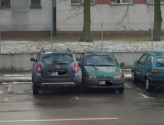 Tak „mistrzowsko” zaparkowane samochody możemy obejrzeć na zdjęciach zamieszczanych na portalu społecznościowym „Tak się parkuje w Łomży”.