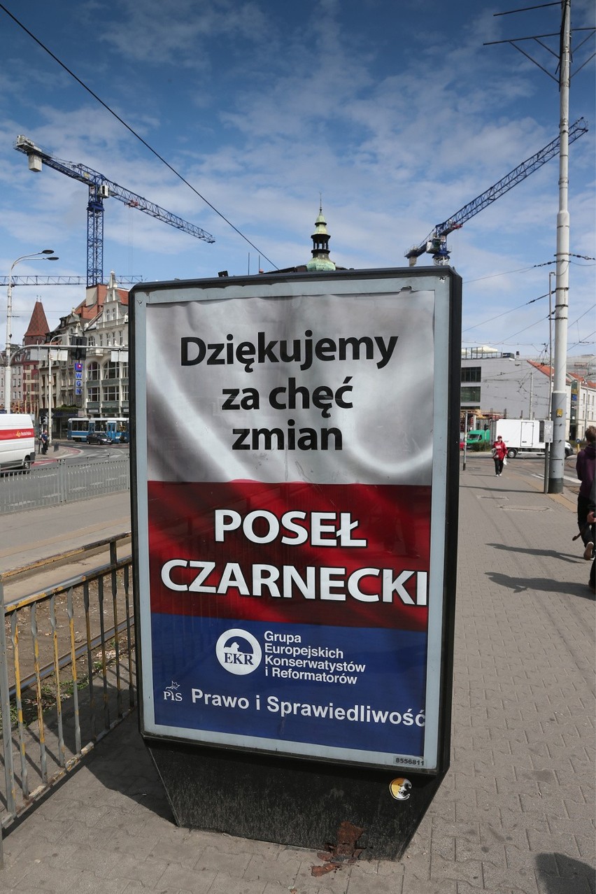 To plakat europosła Ryszarda Czarneckiego na przystanku,...