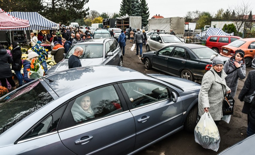 Trwa dzień Wszystkich Świętych. Mieszkańcy Bydgoszczy muszą...