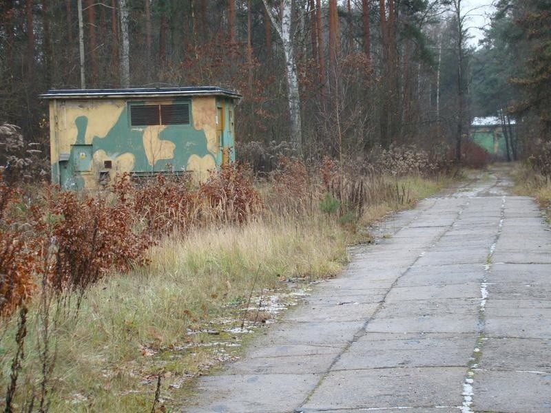 Chełmek. Co stanie w środku lasu w Bobrku? Teren po dawnej jednostce wojskowej znalazł nabywcę, ale przeciw sprzedaży są mieszkańcy