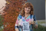 ”Gdy cały dom śpi”. Zbiór prozy i poezji Ewy Mikołaszek-Kiedrzynek świadectwem drogi, jakie przeszła autorka w walce z nowotworem