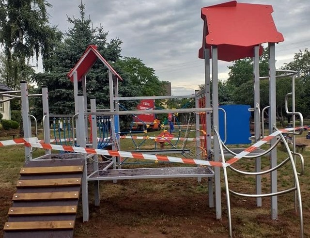 Trwa montaż sprzętów na placu zabaw przedszkole w Starym Kurowie. Oficjalne otwarcie i wielka zabawa są zaplanowane na 2 września