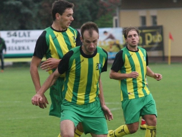 Piłkarze Siarki Tarnobrzeg (od lewej: Tomasz Wolan, Tomasz Stolpa i Bartosz Madeja), wiedzą, że pieniądze dla nich leżą na boisku, w Świdniku zrobili jednak niewiele by je podnieść z murawy.