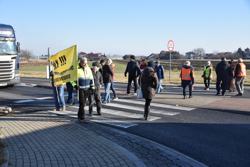 Mieszkańcy Bogumiłowic i Łętowic żądają budowy obwodnicy. To dlatego zablokowali drogę i grożą kolejnymi protestami [ZDJĘCIA]