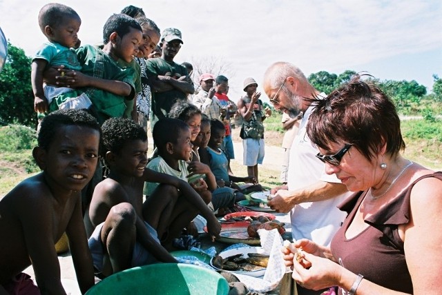 Barbara Łuczyk (z prawej) razem z Piotrem Dudkinem zawieźli dary na Madagaskar do misji prowadzonej przez ks. Marka Maszkowskiego (drugi od prawej)