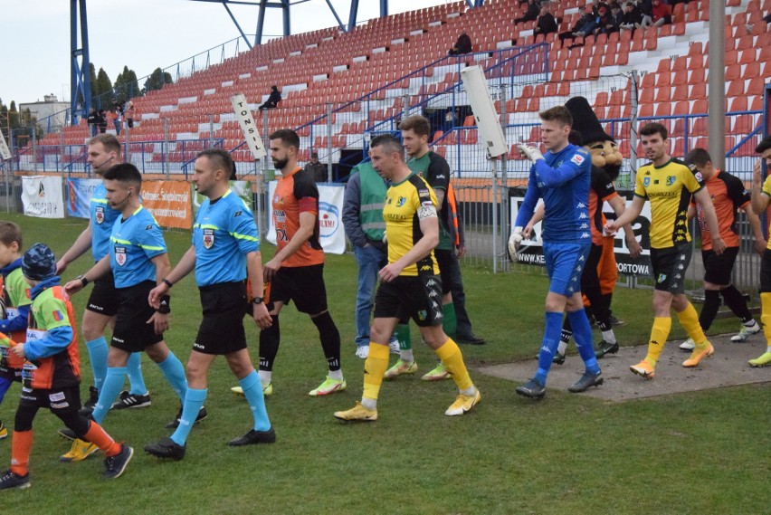 3 liga. KSZO 1929 Ostrowiec Świętokrzyski - Siarka Tarnobrzeg 1:0. Zadecydował piękny gol z rzutu wolnego (ZDJĘCIA)