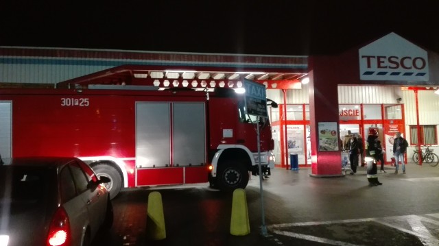 Fałszywy alarm wezwał strażaków w sobotę wieczorem pod hipermarket Tesco w Gorzowie.