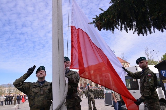 Dziś, 2 maja, obchodzony jest Dzień Flagi Narodowej. Z tej okazji o godz. 12 na placu Zwycięstwa w Słupsku odczytano informację o ustanowieniu Dnia Flagi Rzeczypospolitej Polskiej oraz odbyło się uroczyste wciągnięcie flagi na maszt, odśpiewano hymn państwowy oraz odczytano przemówienia okolicznościowe.  Oglądaj także: Największa na świecie flaga zawiśnie na latarni morskiej w Świnoujściu. Ma 720 m kwŹródło:TVN24/x-news