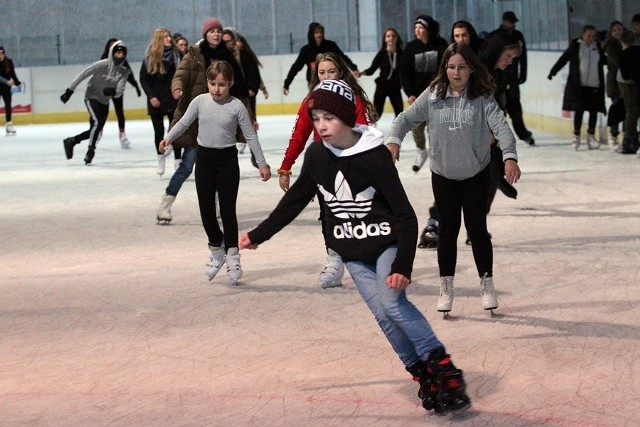 ZOBACZ TAKŻE: PLEBISCYT SPORTOWY 2019 | Wybieramy sportowców, trenerów, drużyny i talenty - trwa głosowanie. Sprawdź liderów i zagłosujNa ten dzień czekali miłośnicy łyżew ze Skarżyska-Kamiennej i regionu. Największe w regionie lodowisko jest już czynne. Pierwszego dnia wstęp był wolny i z tej okazji skorzystało mnóstwo osób.W sezonie 2019/20 nieco wyższe są ceny za korzystania i wypożyczenie sprzętu, ale za to w planach są dodatkowe atrakcje, które mamy poznać wkrótce. Jedną z nich ma być impreza pod nazwą disco-lodowisko.