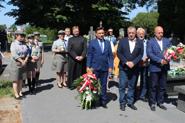 Władze podgr&oacute;jeckiej gminy Belsk Duży złożyły wieńce i kwiaty przy grobach i miejscach pamięci, w setną rocznicę Bitwy polsko - bolszewickiej. W tych uroczystościach  brali udział: W&oacute;jt Gminy Belsk Duży - Władysław Piątkowski, Przewodniczący Rady Gminy - Bogusław Sikorski, Wiceprzewodniczący Rady Gminy - Ewa Maciak i Zbigniew Byrski, a także radni gminni, przedstawiciele szk&oacute;ł, harcerze, duchowieństwa, lokalna społeczność oraz wojskowi.