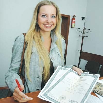 Asia Oniśko, absolwentka IVLO w Białymstoku, jest zadowolona z maturalnego świadectwa i złoży je na Wydziale Prawa UwB