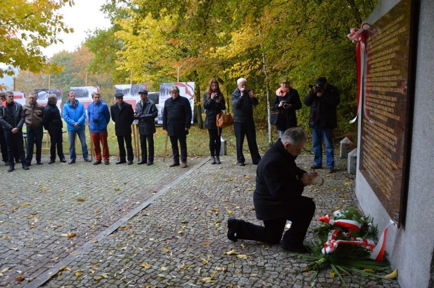 Chojnice. Odsłonięto tablicę upamiętniającą zamordowanych w czasie II wojny światowej [ZDJĘCIA]