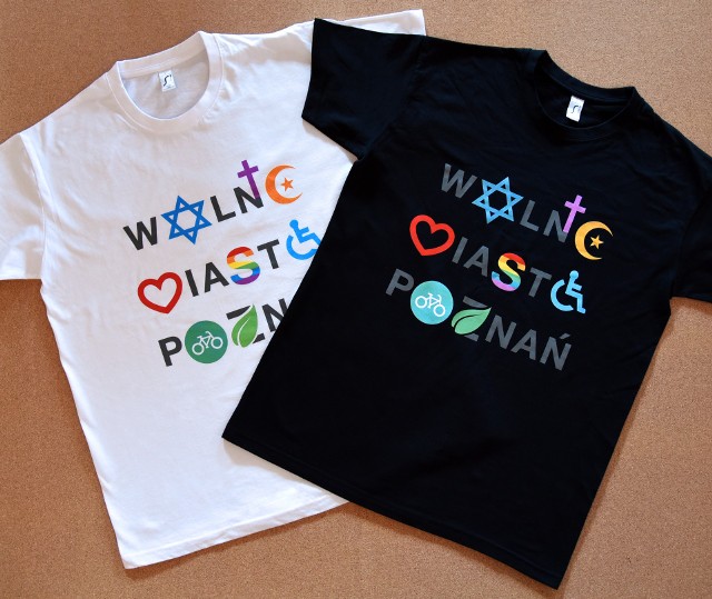 Napis na koszulkach "Wolne Miasto Poznań" nawiązuje do znaku Coexist zaprojektowanego przez polskiego grafika Piotra Młodożeńca