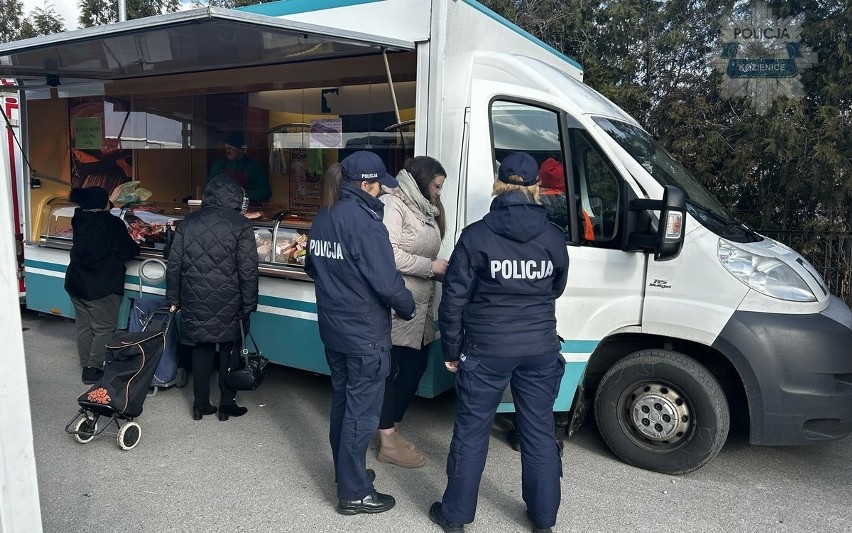 Kontrole policji i sanepidu na targowisku w Kozienicach. Sprawdzali jakość sprzedawanych wędlin