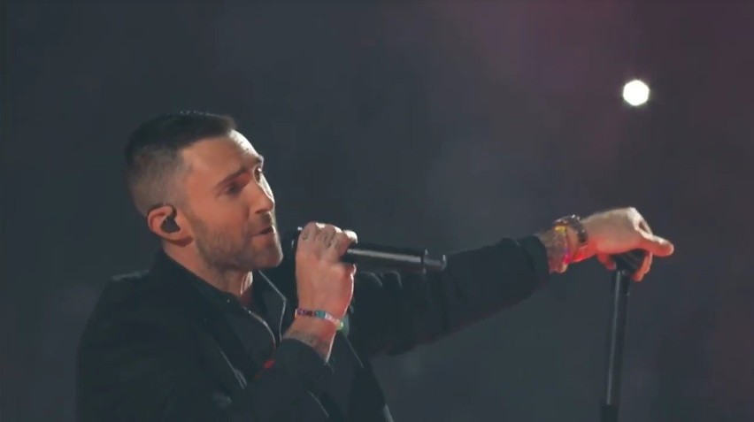 Super Bowl 2019. Adam Levine z Maroon 5 z gołym, wytatuowanym torsem podczas Halftime Show!