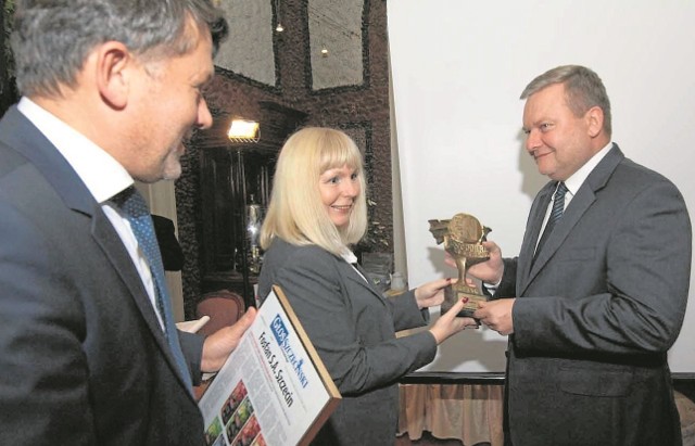 W 2013 roku jednym ze zwycięzców naszego plebiscytu była firma Fosfan ze Szczecina. Nagrody laureatowi wręczają: Ynona Husaim-Sobecka z Głosu oraz Dariusz Więcaszek z PIG w Szczecinie