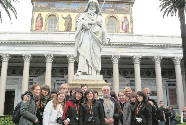 Wiesław Kic z wolontariuszami z IV LO na wycieczce w Rzymie, przed bazyliką św. Pawła za Murami.