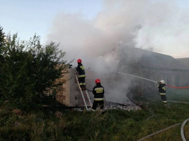 Do wybuchu pożaru doszło w środę, 23 sierpnia  około godz. 18.35. Po przybyciu na miejsce służb ratowniczych okazało się, że pali się murowana obora oraz znajdująca się tuż obok stodoła.