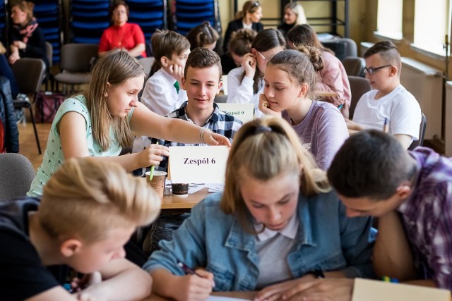 W konkursie "Why not angielski und niemiecki zusammen?" uczniowie klas 5-7 szkół podstawowych i gimnazjaliści wykazywali się wiedzą o krajach anglo- i niemieckojęzycznych:Niemiec, Austrii, Szwajcarii, Wielkiej Brytanii oraz Irlandii.Pytania dotyczyły obyczajów, kultury, utworów muzycznych, kuchni, baśni, wynalazków, świąt. Młodzież szukała też odpowiedzi na pytania typu: największe, najstarsze, najwyższe itp.Konkurs wymagał współpracy od uczestników, ponieważ każda szkoła wystawiała 3-osobowy zespół. W rywalizacji wzięło udział 25 zespołów (14 ze szkół podstawowych i 11 z gimnazjów). Każda grupa musiała wykonać lapbooka na temat sportu w krajach niemiecko- lub anglojęzycznych.W kategorii szkół podstawowych pierwsze miejsce zajęła SP 12 z Bydgoszczy. Druga lokata przypadła SP z Łochowa. Trzecie miejsce zdobyła SP z Białych Błot. Wśród gimnazjalistów najlepsi okazali się uczniowie SP z oddziałami gimnazjalnymi w Białych Błotach. Za nimi była młodzież z Zespołu Szkół nr 4 w Bydgoszczy. Pierwszą trójkę zamyka SP 30 z oddziałami gimnazjalnymi w Bydgoszczy. Konkurs zorganizowali nauczyciele języków obcych szkół podstawowych i gimnazjalnych przy Miejskim Ośrodku Edukacji Nauczycieli w Bydgoszczy.