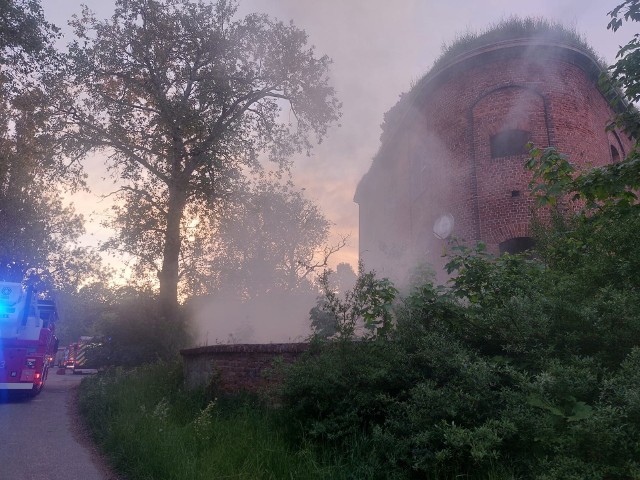Dzisiaj w godzinach wieczornych doszło do pożaru w pustotanie w Toruniu. W forcie św. Jakuba paliły się śmieci. W akcji gaszenia ognia brały udział 4 jednostki straży pożarnej.