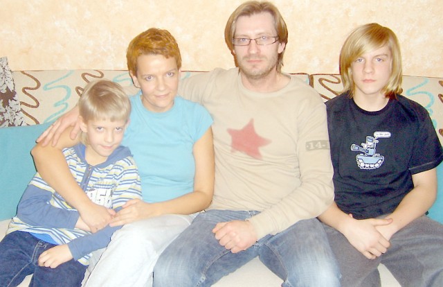 - Rodzina jest cały czas przy mnie - mówi Izabela Kalinowska z mężem Jarosławem i synami: 7-letnim Jędrkiem oraz 14-letnim Jonaszem 