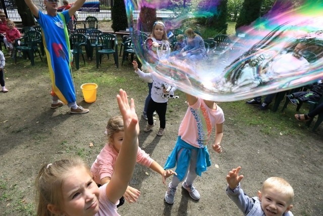 Ogród zoobotaniczny ugościł dzieci, które żegnały lato. Wśród atrakcji były konne przejażdżki, degustacja kuchni regionalnej przygotowanej przez Koło Gospodyń Wiejskich "Jagna" z Tłuchowa, kiermasz lokalnego rękodzieła.Zobaczcie zdjęcia z imprezy!Festiwal Smaku w Grucznie: