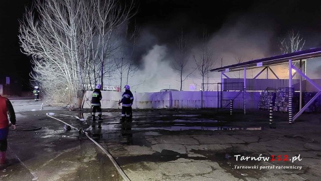 Ponad 50 strażaków walczyło z pożarem warsztatu samochodowego w Wielkiej Wsi